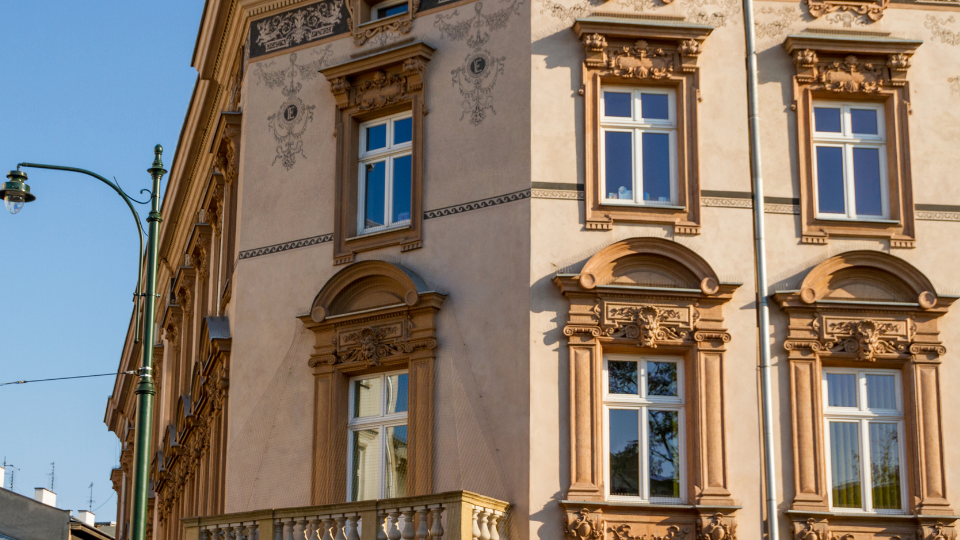 Design especial de cozinha feita à medida com uma bonita iluminação LED, ambiente acolhedor e seguro, da Crossline Furniture