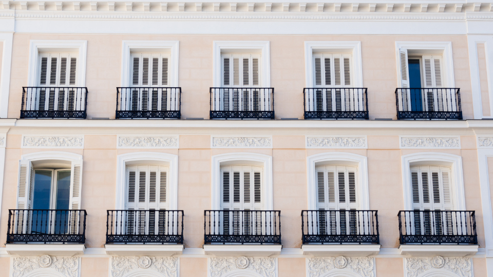 Janelas de madeira com portadas em fachada clássica de edifício urbano