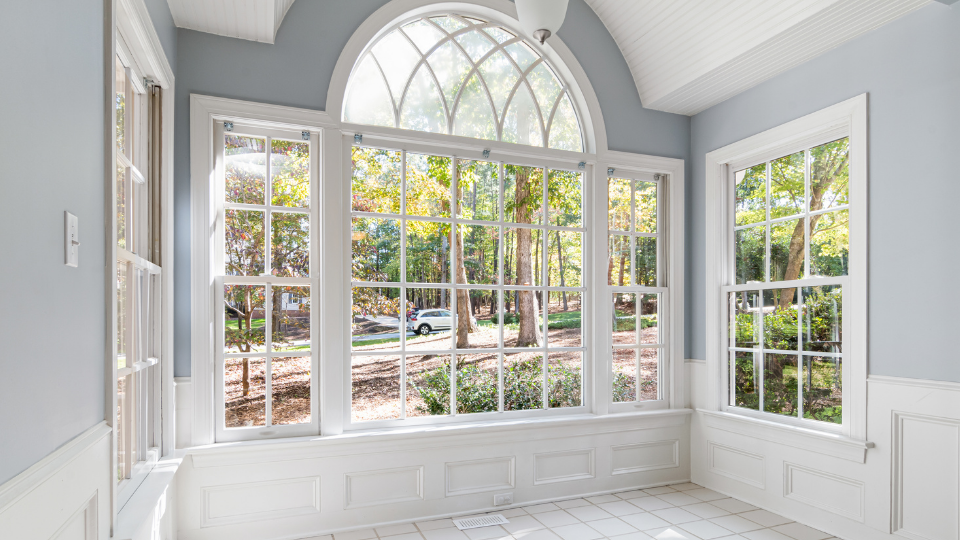 Design especial de cozinha feita à medida com uma bonita iluminação LED, ambiente acolhedor e seguro, da Crossline Furniture