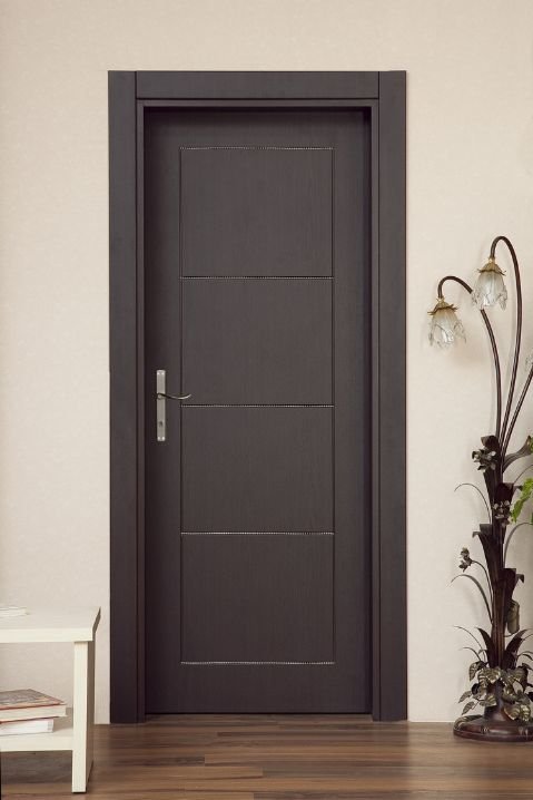 Janelas de madeira arqueadas com detalhes arquitetônicos em estilo neoclássico