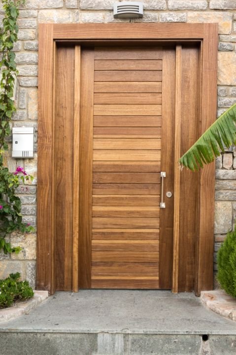 Janelas de madeira em edifício monumental com colunas e detalhes arquitetônicos