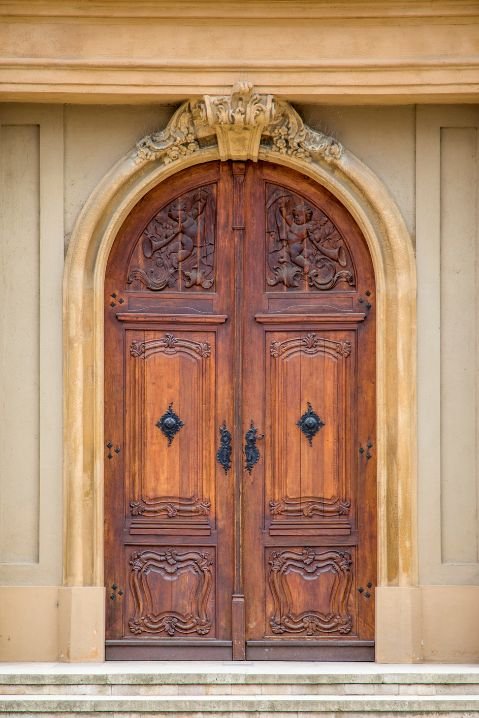 Janelas de madeira em edifício histórico de tijolos com arquitetura clássica europeia