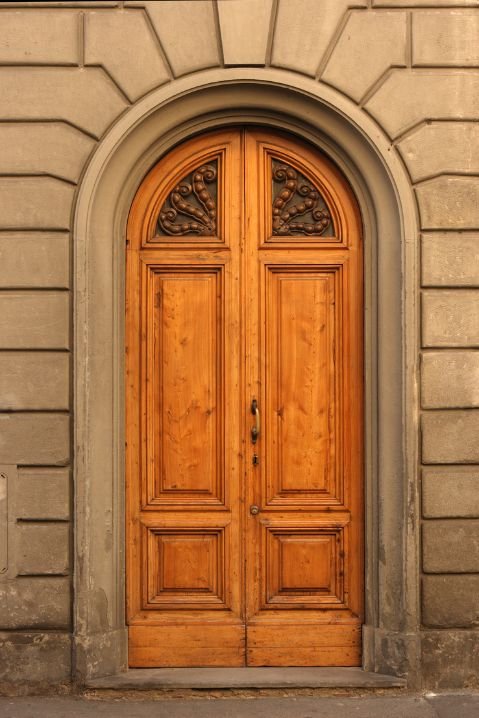 Janelas de madeira com sacada e persianas em fachada residencial tradicional