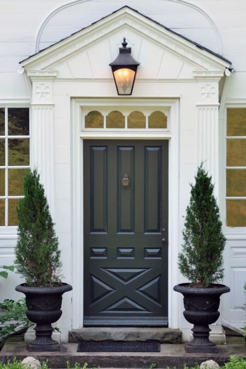 Janelas de madeira clássicas com molduras decorativas em fachada residencial elegante