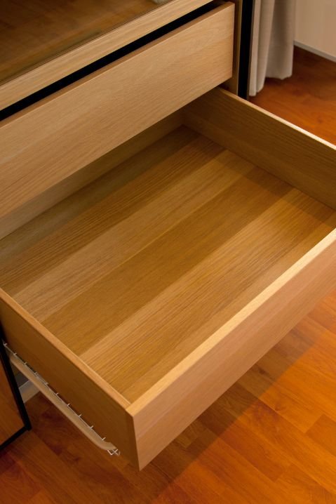 Janelas de madeira em edifício monumental com colunas e detalhes arquitetônicos