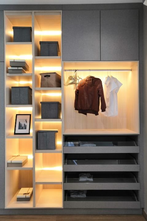 Janelas de madeira clássicas com moldura ornamental em fachada histórica