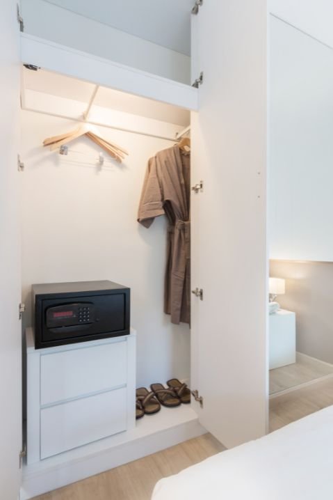 Janelas de madeira clássicas com molduras decorativas em fachada residencial elegante