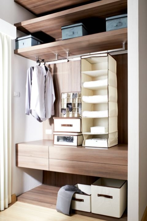 Janelas de madeira retangulares com moldura decorativa em fachada elegante