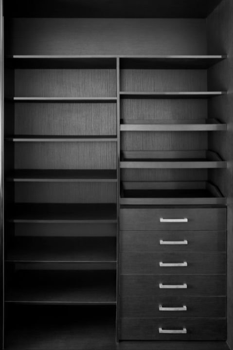 Janelas de madeira redondas com acabamento branco em fachada residencial clássica