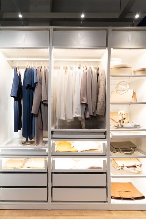 Janelas de madeira arqueadas com detalhes arquitetônicos em estilo neoclássico