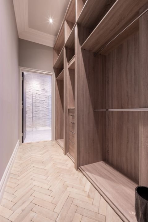 Janelas de madeira com sacada e persianas em fachada residencial tradicional