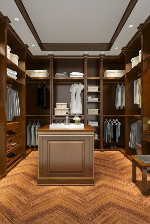 Janelas de madeira em edifício histórico de tijolos com arquitetura clássica europeia