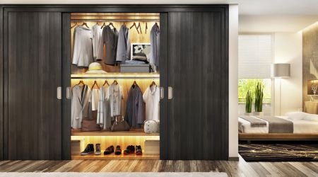 Design especial de cozinha feita à medida com uma bonita iluminação LED, ambiente acolhedor e seguro, da Crossline Furniture