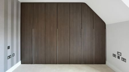 Design especial de cozinha feita à medida com uma bonita iluminação LED, ambiente acolhedor e seguro, da Crossline Furniture