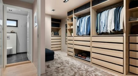 Design especial de cozinha feita à medida com uma bonita iluminação LED, ambiente acolhedor e seguro, da Crossline Furniture