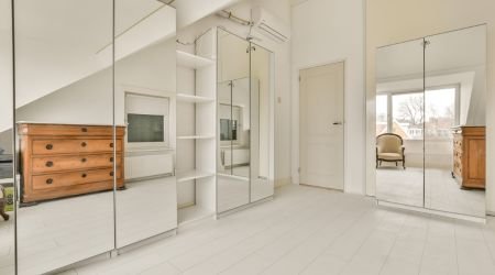 Design especial de cozinha feita à medida com uma bonita iluminação LED, ambiente acolhedor e seguro, da Crossline Furniture