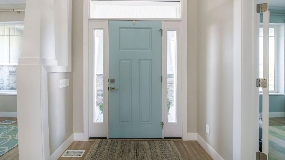 Design especial de cozinha feita à medida com uma bonita iluminação LED, ambiente acolhedor e seguro, da Crossline Furniture