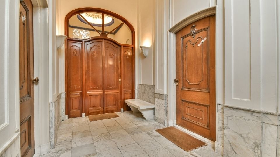 Design especial de cozinha feita à medida com uma bonita iluminação LED, ambiente acolhedor e seguro, da Crossline Furniture