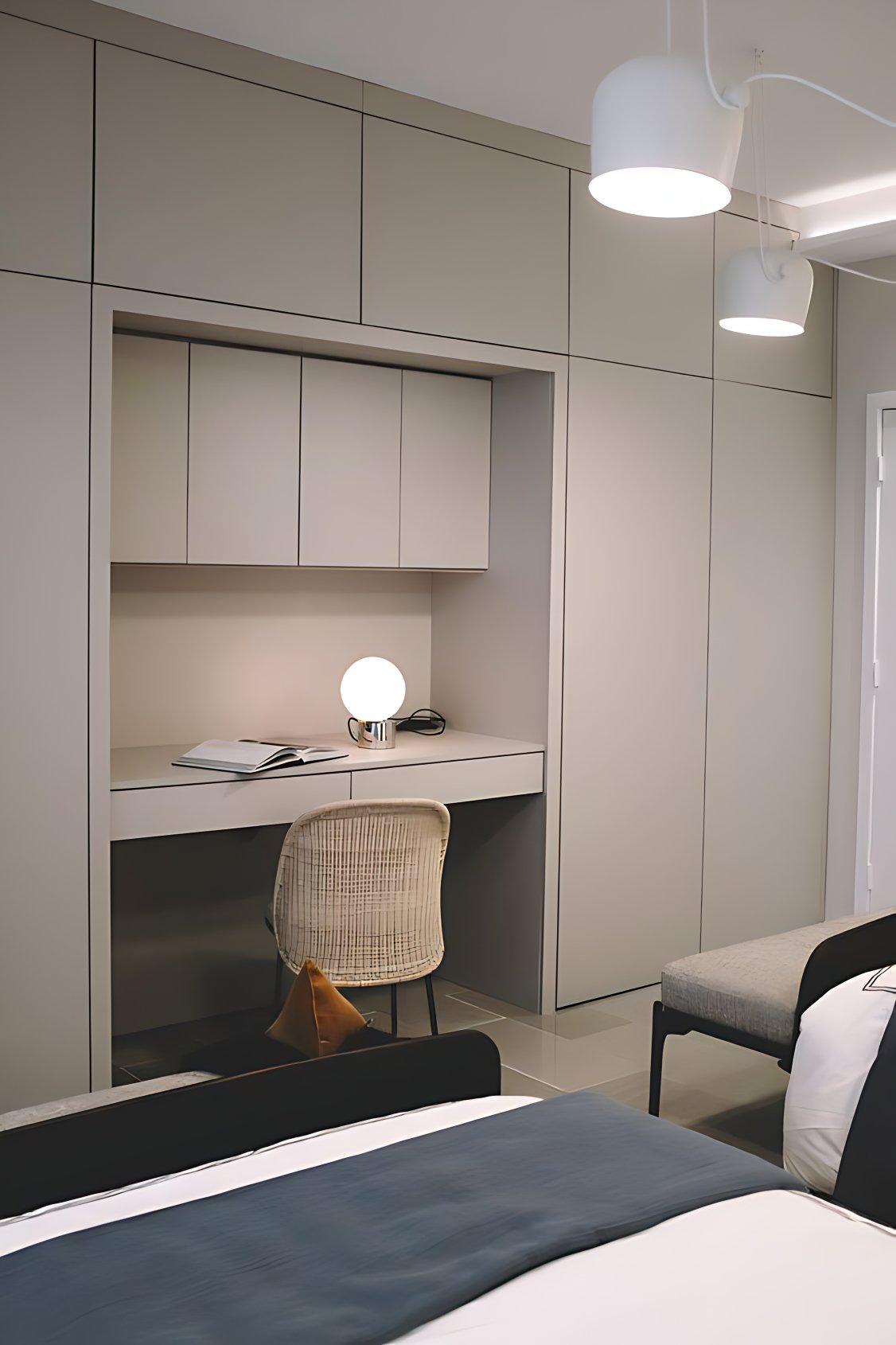 Quarto moderno com armários planejados e home office integrado em madeira