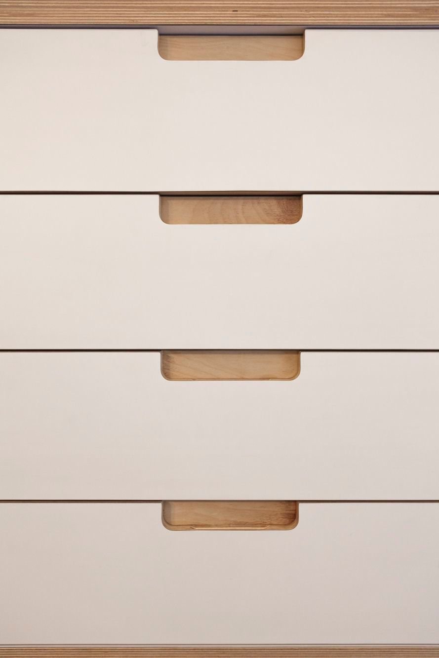 Detalhe de gavetas planejadas com puxador cava e acabamento em madeira