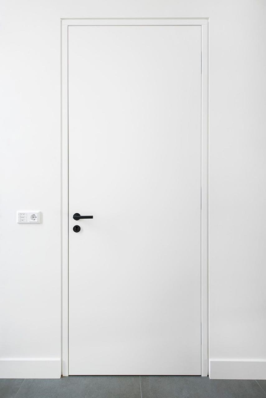 Porta interna branca com design minimalista e acabamento liso