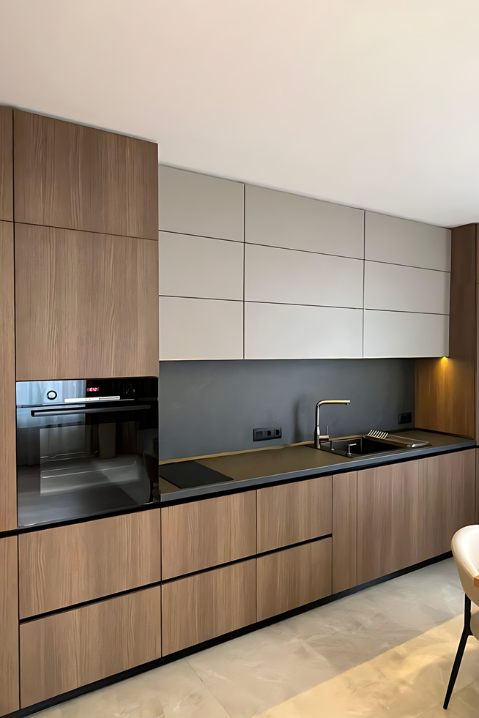 Cozinha planejada em madeira com design moderno e eletrodomésticos embutidos