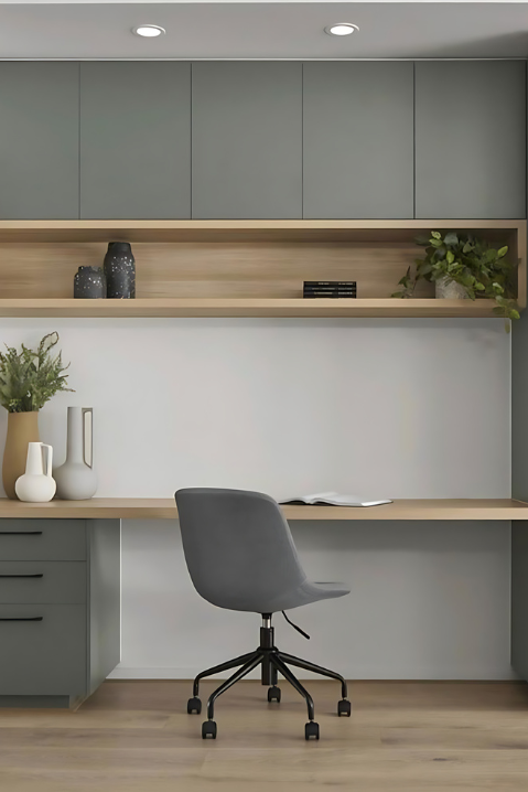 Home office planejado em madeira com armários superiores e bancada minimalista