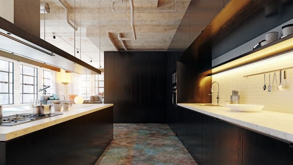 Design especial de cozinha feita à medida com uma bonita iluminação LED, ambiente acolhedor e seguro, da Crossline Furniture