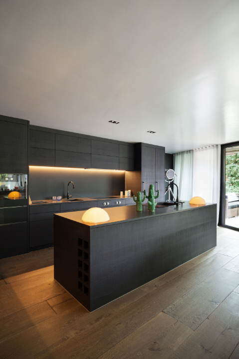 Janelas de madeira clássicas com moldura ornamental em fachada histórica