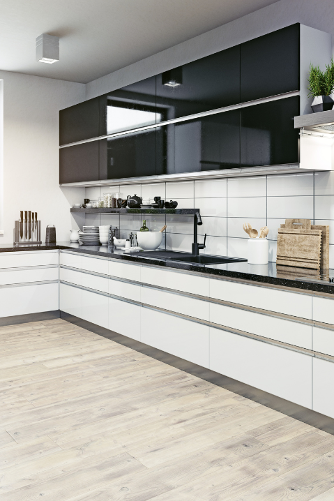 Janelas de madeira retangulares com moldura decorativa em fachada elegante