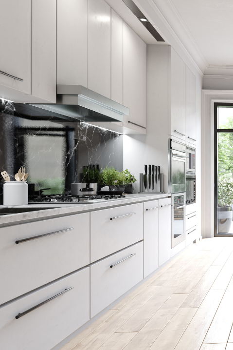 Janelas de madeira em edifício histórico de tijolos com arquitetura clássica europeia