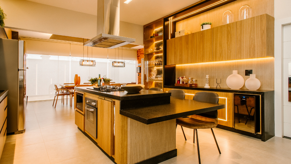 Design especial de cozinha feita à medida com uma bonita iluminação LED, ambiente acolhedor e seguro, da Crossline Furniture