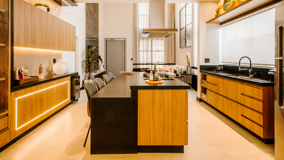 Design especial de cozinha feita à medida com uma bonita iluminação LED, ambiente acolhedor e seguro, da Crossline Furniture