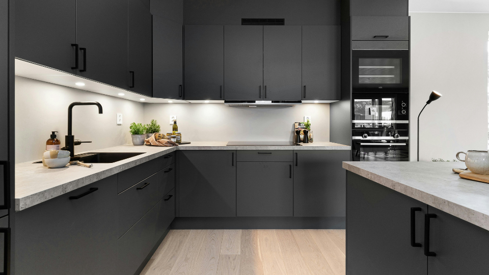 Design especial de cozinha feita à medida com uma bonita iluminação LED, ambiente acolhedor e seguro, da Crossline Furniture