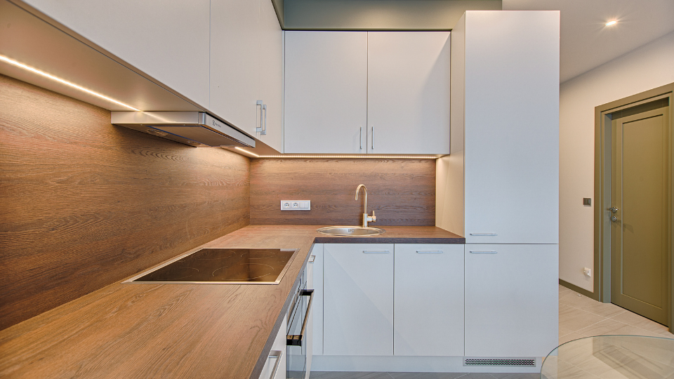 Design especial de cozinha feita à medida com uma bonita iluminação LED, ambiente acolhedor e seguro, da Crossline Furniture