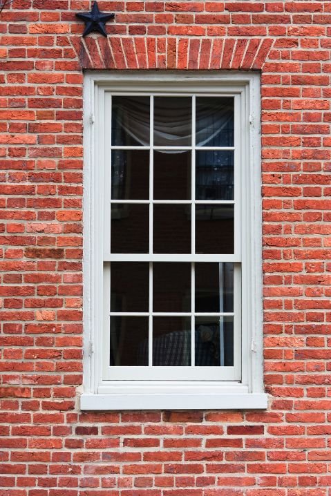 Janelas de madeira clássicas com molduras decorativas em fachada residencial elegante