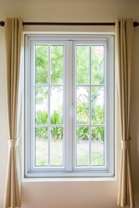 Janelas de madeira arqueadas com detalhes arquitetônicos em estilo neoclássico