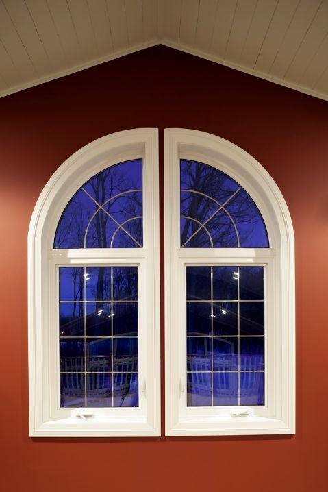 Janelas de madeira retangulares com moldura decorativa em fachada elegante