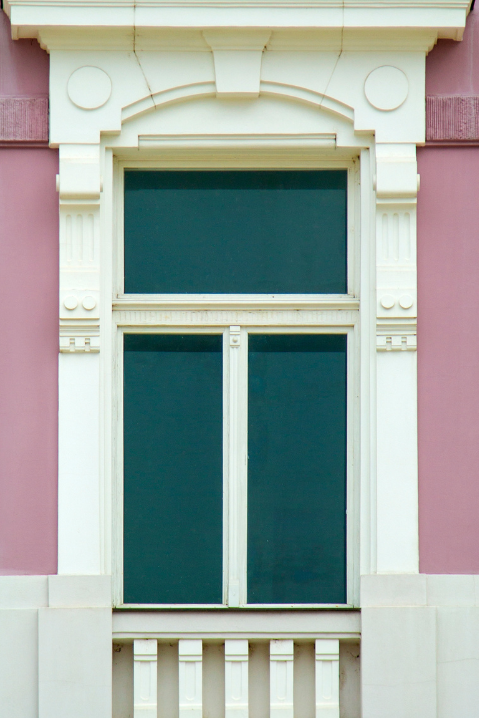 Janelas de madeira retangulares com moldura decorativa em fachada elegante