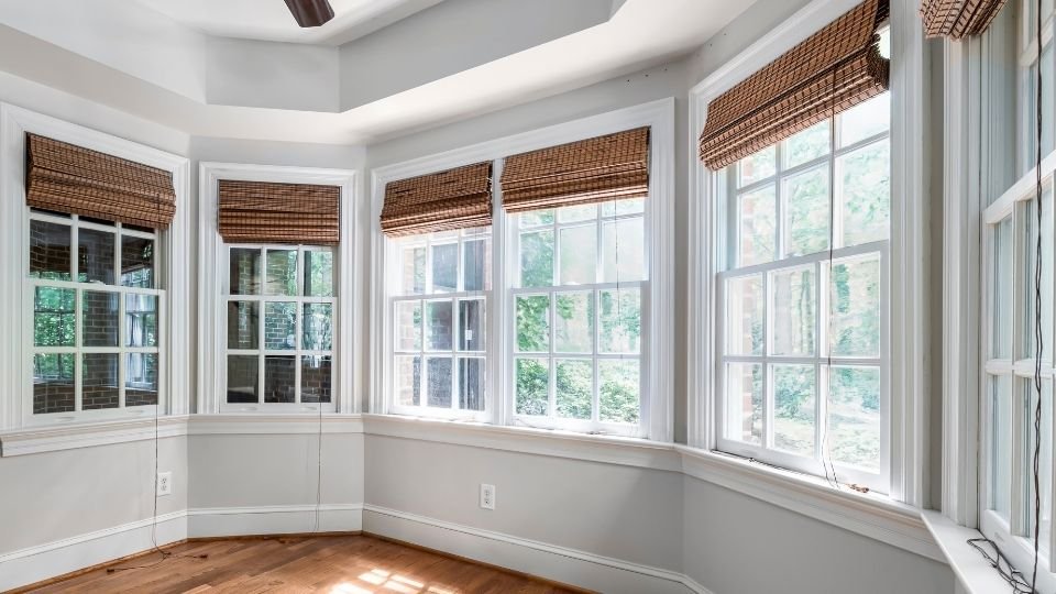 Design especial de cozinha feita à medida com uma bonita iluminação LED, ambiente acolhedor e seguro, da Crossline Furniture